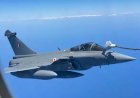 Midair refuelling of Rafale jets on way to India