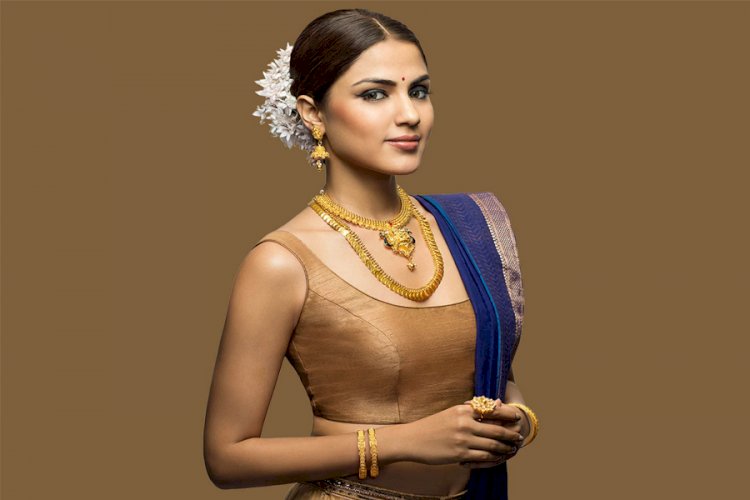 Sushant Singh father files FIR against Rhea Chakraborty in Patna